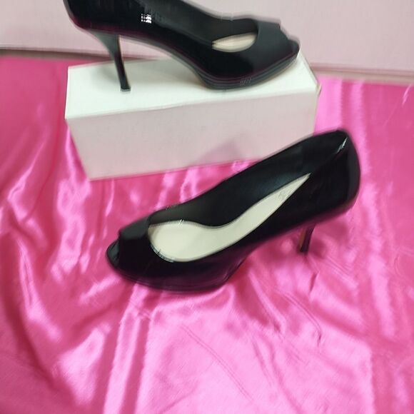 Vince Camuto VC-Kendall WOMANS SZ 9M Black Patent. Condition is Pre-owned - Picture 3 of 10